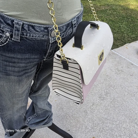 BETSEY JOHNSON WHITE/PINK EMBOSSED BOWS SQUARE LUV BETSEY CROSSBODY - Picture 3 of 5